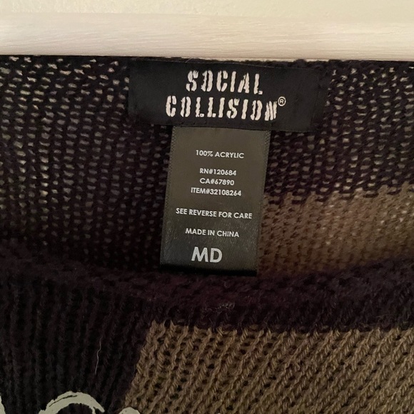 ⭐️Social collision hot topic Striped Black and Green Cropped Top - Picture 3 of 6